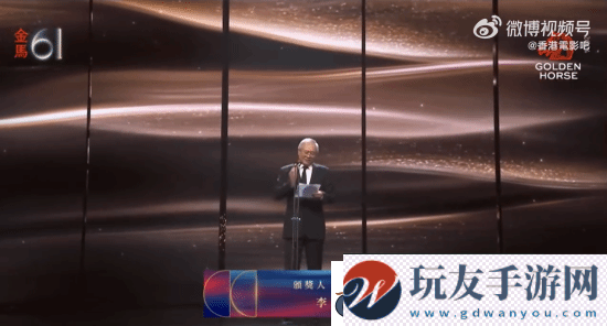 李安為鄭佩佩頒發(fā)金馬終身成就獎:一代女俠、一位好演員、更是善良的好人 李安為鄭佩佩頒發(fā)金馬終身成就獎:一代女俠、一位好演員、更是善良的好人